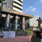 Sejumlah elemen masyarakat Halmehera Utara saat melakukan aski di depan gedung KPK Jakarta, mereka menuntut agar lembaga antirasuah itu segera memeriksa Bupati Halmahera Utara Piet Hein Babua beserta sejumlah kerabatnya. (Foto: Ist)