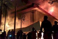 Ratusan massa saat membakar sebuah gedung saat aksi kerusuhan di Agustus 2025 (Foto: Ist)