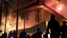 Ratusan massa saat membakar sebuah gedung saat aksi kerusuhan di Agustus 2025 (Foto: Ist)