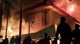 Ratusan massa saat membakar sebuah gedung saat aksi kerusuhan di Agustus 2025 (Foto: Ist)
