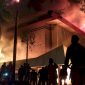 Ratusan massa saat membakar sebuah gedung saat aksi kerusuhan di Agustus 2025 (Foto: Ist)