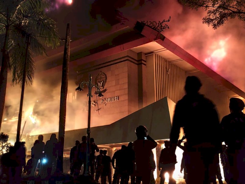 Ratusan massa saat membakar sebuah gedung saat aksi kerusuhan di Agustus 2025 (Foto: Ist)