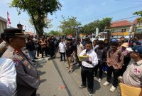 Puluhan massa yang tergabung dalam kepengurusan baru Yayasan Pesantren Indonesia (YPI) menggelar aksi unjuk rasa damai di depan Gedung Pengadilan Negeri (PN) Indramayu, Selasa (18/8/2026). (Foto: Ist)