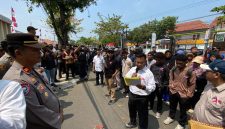 Puluhan massa yang tergabung dalam kepengurusan baru Yayasan Pesantren Indonesia (YPI) menggelar aksi unjuk rasa damai di depan Gedung Pengadilan Negeri (PN) Indramayu, Selasa (18/8/2026). (Foto: Ist)