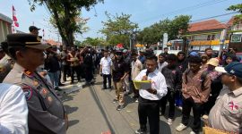 Puluhan massa yang tergabung dalam kepengurusan baru Yayasan Pesantren Indonesia (YPI) menggelar aksi unjuk rasa damai di depan Gedung Pengadilan Negeri (PN) Indramayu, Selasa (18/8/2026). (Foto: Ist)