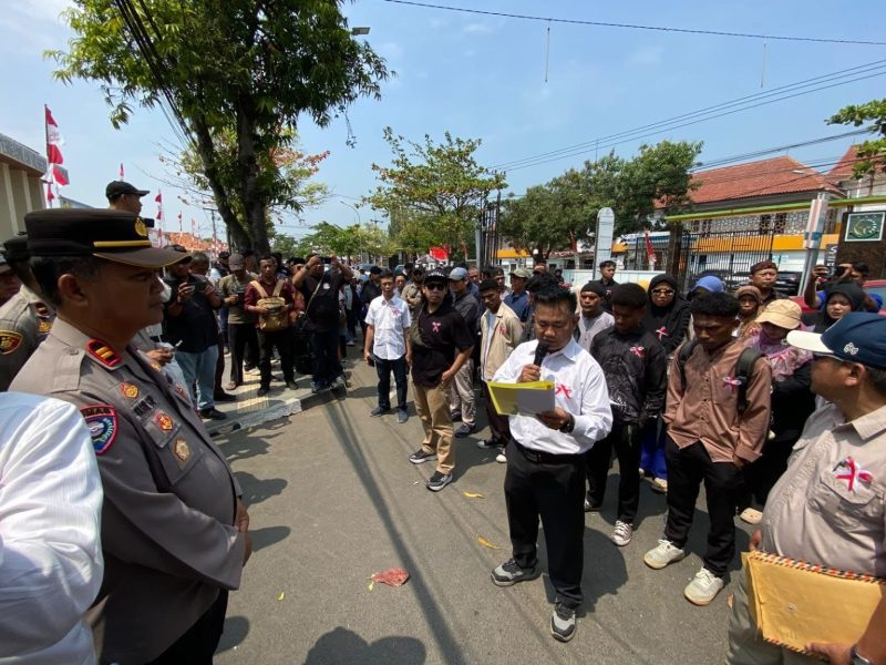 Puluhan massa yang tergabung dalam kepengurusan baru Yayasan Pesantren Indonesia (YPI) menggelar aksi unjuk rasa damai di depan Gedung Pengadilan Negeri (PN) Indramayu, Selasa (18/8/2026). (Foto: Ist)