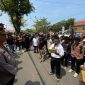 Puluhan massa yang tergabung dalam kepengurusan baru Yayasan Pesantren Indonesia (YPI) menggelar aksi unjuk rasa damai di depan Gedung Pengadilan Negeri (PN) Indramayu, Selasa (18/8/2026). (Foto: Ist)