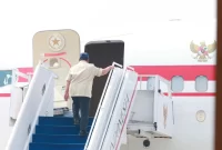 Presiden Prabowo Menaiki Tangga Pesawat Kepresidenan