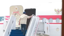 Presiden Prabowo Menaiki Tangga Pesawat Kepresidenan