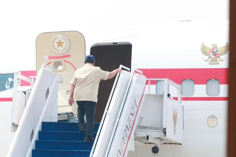 Presiden Prabowo Menaiki Tangga Pesawat Kepresidenan