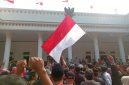 Ratusan warga Desa Cijengkol, Kecamatan Setu, Kabupaten Bekasi, meneriakkan kata 