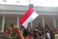 Ratusan warga Desa Cijengkol, Kecamatan Setu, Kabupaten Bekasi, meneriakkan kata