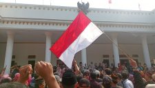 Ratusan warga Desa Cijengkol, Kecamatan Setu, Kabupaten Bekasi, meneriakkan kata