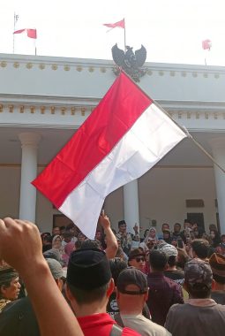 Kompak Teriakkan “Lanjutkan”, Ratusan Warga Cijengkol Antar H.A. Saepuloh Daftar Calon Kades
