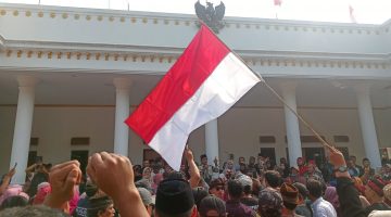 Ratusan warga Desa Cijengkol, Kecamatan Setu, Kabupaten Bekasi, meneriakkan kata 