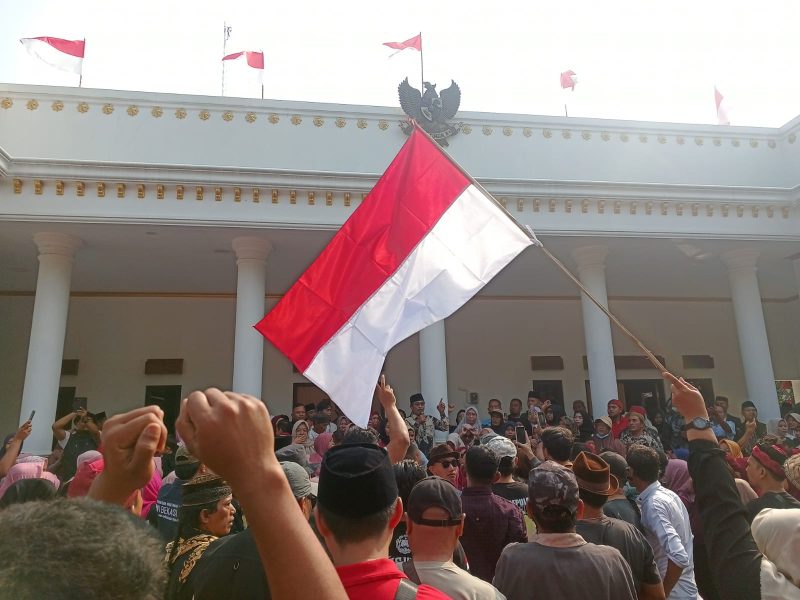 Ratusan warga Desa Cijengkol, Kecamatan Setu, Kabupaten Bekasi, meneriakkan kata 