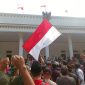 Ratusan warga Desa Cijengkol, Kecamatan Setu, Kabupaten Bekasi, meneriakkan kata 