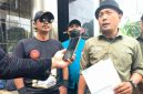 Ketua Tri Nusa Jakarta Raya, maksum Alfarizi alias Mandor Baya saat diwawancarai oleh sejumlah awak media di gedung KPK Jakarta. (Foto: Edar/Mediakarya)