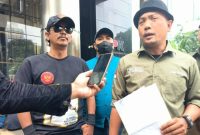 Ketua Tri Nusa Jakarta Raya, maksum Alfarizi alias Mandor Baya saat diwawancarai oleh sejumlah awak media di gedung KPK Jakarta. (Foto: Edar/Mediakarya)