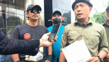 Ketua Tri Nusa Jakarta Raya, maksum Alfarizi alias Mandor Baya saat diwawancarai oleh sejumlah awak media di gedung KPK Jakarta. (Foto: Edar/Mediakarya)