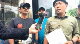 Ketua Tri Nusa Jakarta Raya, maksum Alfarizi alias Mandor Baya saat diwawancarai oleh sejumlah awak media di gedung KPK Jakarta. (Foto: Edar/Mediakarya)