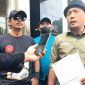 Ketua Tri Nusa Jakarta Raya, maksum Alfarizi alias Mandor Baya saat diwawancarai oleh sejumlah awak media di gedung KPK Jakarta. (Foto: Edar/Mediakarya)
