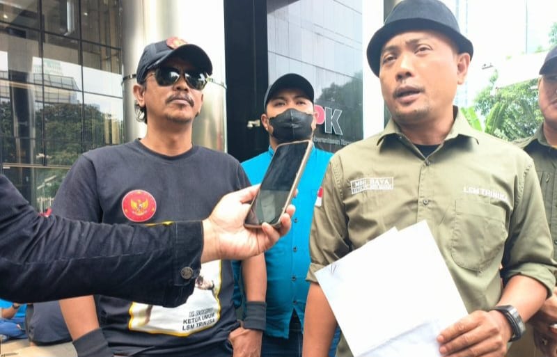 Ketua Tri Nusa Jakarta Raya, maksum Alfarizi alias Mandor Baya saat diwawancarai oleh sejumlah awak media di gedung KPK Jakarta. (Foto: Edar/Mediakarya)
