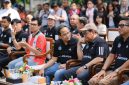 Dirut Bank Jakarta Agus Haryoto Widodo berbicara bersama Gubernur DKI Jakarta Pramono Anung dalam acara Bank Jakarta x Persija Collaboration Kick Off dan Launching New Website Bank Jakarta di Taman Suropati, Kecamatan Menteng, Jakarta Pusat, Minggu (9/8/2026).