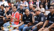 Dirut Bank Jakarta Agus Haryoto Widodo berbicara bersama Gubernur DKI Jakarta Pramono Anung dalam acara Bank Jakarta x Persija Collaboration Kick Off dan Launching New Website Bank Jakarta di Taman Suropati, Kecamatan Menteng, Jakarta Pusat, Minggu (9/8/2026).