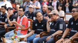 Dirut Bank Jakarta Agus Haryoto Widodo berbicara bersama Gubernur DKI Jakarta Pramono Anung dalam acara Bank Jakarta x Persija Collaboration Kick Off dan Launching New Website Bank Jakarta di Taman Suropati, Kecamatan Menteng, Jakarta Pusat, Minggu (9/8/2026).