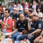 Dirut Bank Jakarta Agus Haryoto Widodo berbicara bersama Gubernur DKI Jakarta Pramono Anung dalam acara Bank Jakarta x Persija Collaboration Kick Off dan Launching New Website Bank Jakarta di Taman Suropati, Kecamatan Menteng, Jakarta Pusat, Minggu (9/8/2026).