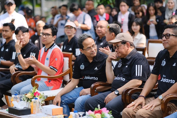 Dirut Bank Jakarta Agus Haryoto Widodo berbicara bersama Gubernur DKI Jakarta Pramono Anung dalam acara Bank Jakarta x Persija Collaboration Kick Off dan Launching New Website Bank Jakarta di Taman Suropati, Kecamatan Menteng, Jakarta Pusat, Minggu (9/8/2026).