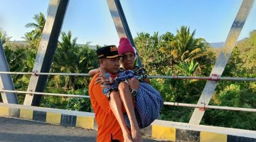 Hari ketujuh gempa NTT, Tim SAR Gabungan mengevakuasi dua korban kritis dari Manggarai Timur menggunakan helikopter Basarnas menuju Labuan Bajo. (Foto: Basarnas)