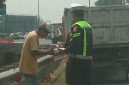 Bripka Taufan dari PJR BSD Korlantas Polri membagikan nasi kotak kepada sopir yang kendaraannya rusak di Tol BSD sambil menyampaikan pesan keselamatan.