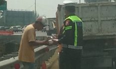 Jumat Berkah di Tol BSD, Bripka Taufan Bagikan Nasi Kotak kepada Sopir