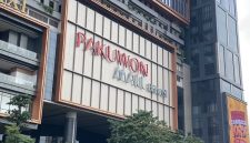 Pakuwon Mall yang telah membongkar pagar besi