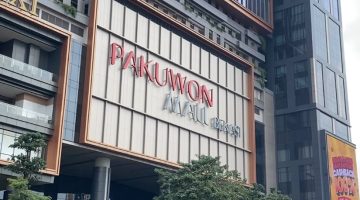 Pakuwon Mall yang telah membongkar pagar besi