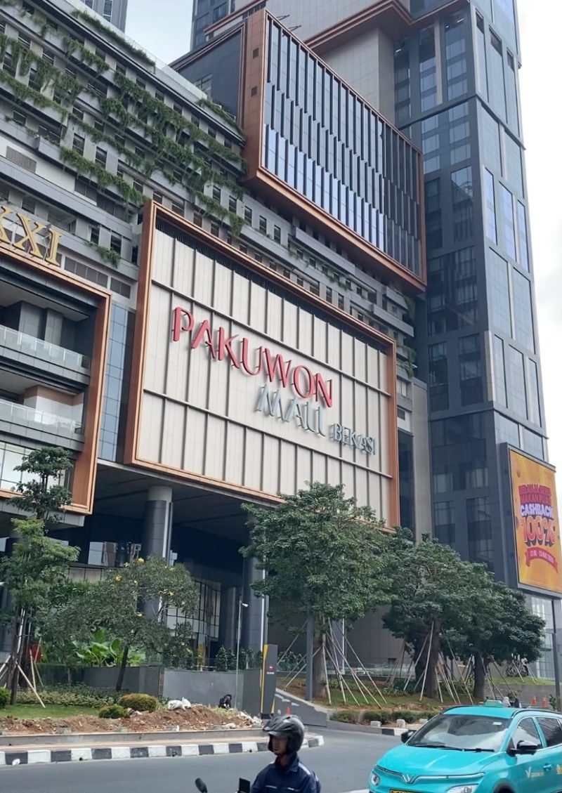 Pakuwon Mall yang telah membongkar pagar besi