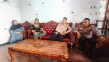Kapolsek Bekasi Barat AKP Wahyudi beserta jajaran saat jenguk anggotanya yang sakit