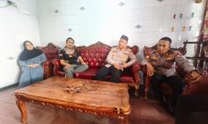 Beri Dukungan, Kapolsek Bekasi Barat Jenguk Anggotanya Yang Sakit