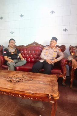 Beri Dukungan, Kapolsek Bekasi Barat Jenguk Anggotanya Yang Sakit