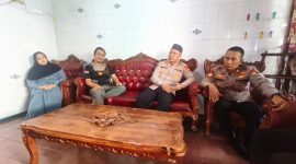 Kapolsek Bekasi Barat AKP Wahyudi beserta jajaran saat jenguk anggotanya yang sakit 