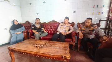Kapolsek Bekasi Barat AKP Wahyudi beserta jajaran saat jenguk anggotanya yang sakit 