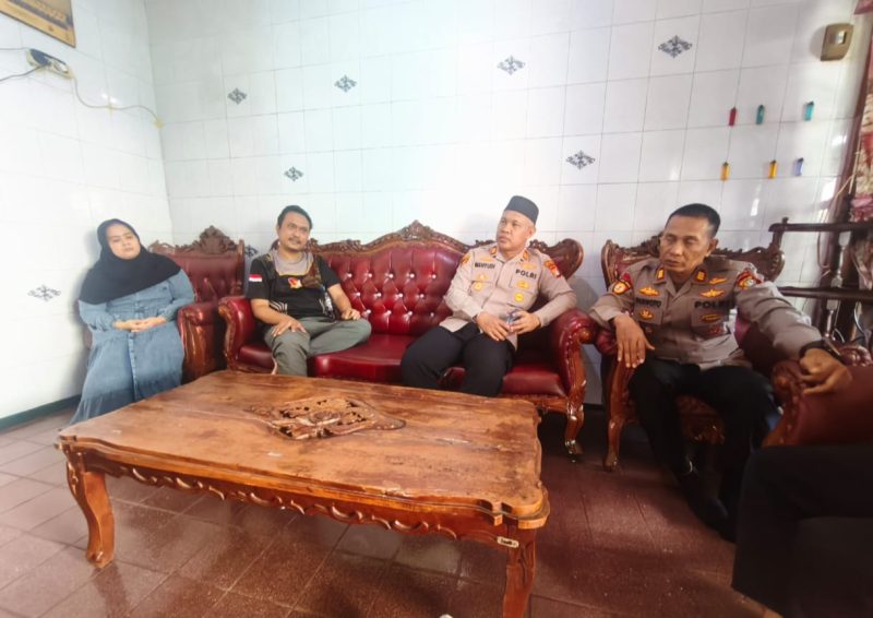 Kapolsek Bekasi Barat AKP Wahyudi beserta jajaran saat jenguk anggotanya yang sakit 