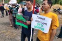 Warga berunjuk rasa di Kantor Kepala Desa Burangkeng dan mendesak BPD bertindak tegas terhadap Panitia Pilkades yang dinilai bekerja tidak profesional.
