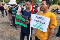 Warga berunjuk rasa di Kantor Kepala Desa Burangkeng dan mendesak BPD bertindak tegas terhadap Panitia Pilkades yang dinilai bekerja tidak profesional.