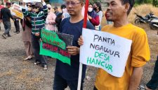 Warga berunjuk rasa di Kantor Kepala Desa Burangkeng dan mendesak BPD bertindak tegas terhadap Panitia Pilkades yang dinilai bekerja tidak profesional.