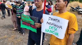 Warga berunjuk rasa di Kantor Kepala Desa Burangkeng dan mendesak BPD bertindak tegas terhadap Panitia Pilkades yang dinilai bekerja tidak profesional.