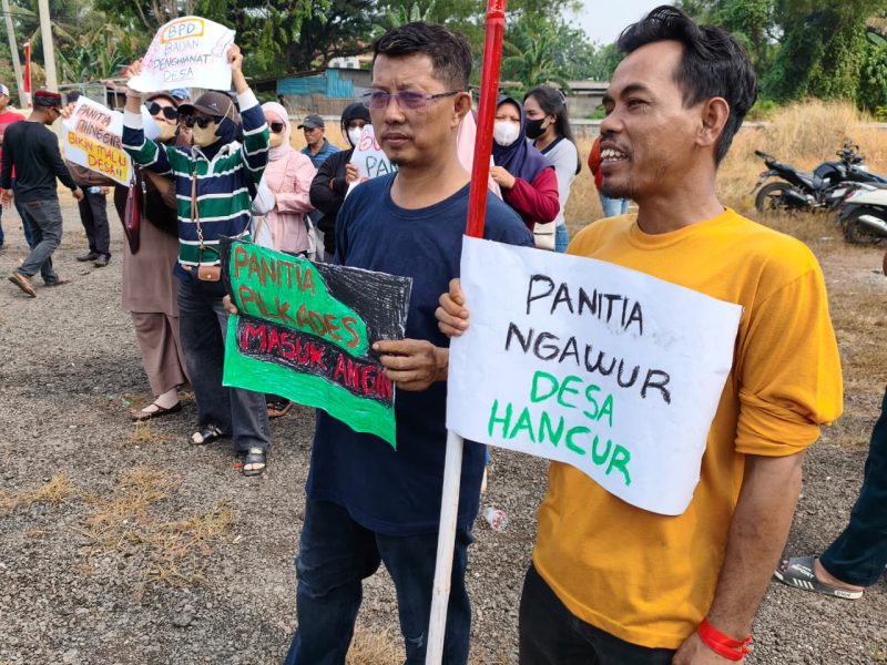 Warga berunjuk rasa di Kantor Kepala Desa Burangkeng dan mendesak BPD bertindak tegas terhadap Panitia Pilkades yang dinilai bekerja tidak profesional.