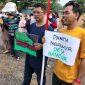 Warga berunjuk rasa di Kantor Kepala Desa Burangkeng dan mendesak BPD bertindak tegas terhadap Panitia Pilkades yang dinilai bekerja tidak profesional.